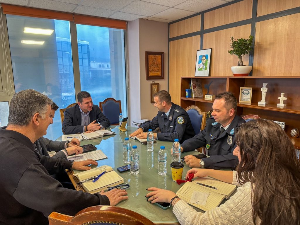 Στην τροχαία για την παράνομη στάθμευση ο Δήμαρχος Αγίας Παρασκευής