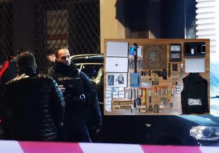 Η διαδρομή των εκρηκτικών, τα 11 κινητά, τα 6 λάπτοπ και οι χειρόγραφες σημειώσεις – Τι ερευνά η ΕΛ.ΑΣ.