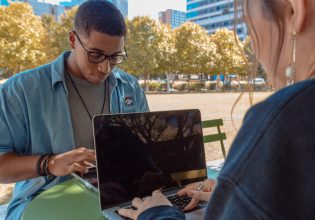 H Gen Z δεν ξέρει τι να κάνει με την καριέρα της και ρωτάει το ChatGPT για απαντήσεις