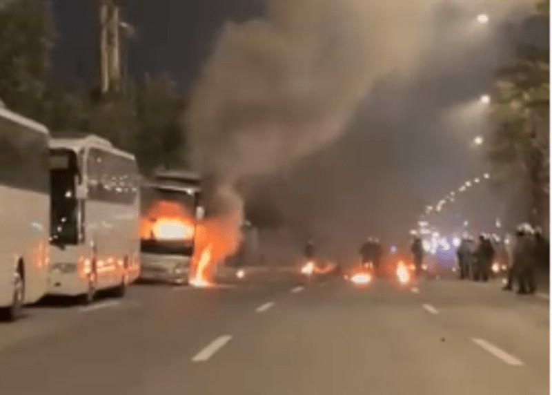 Πεδίο μάχης η Γεωπονική Αθηνών - Κάηκαν δύο λεωφορεία και ένα ΙΧ