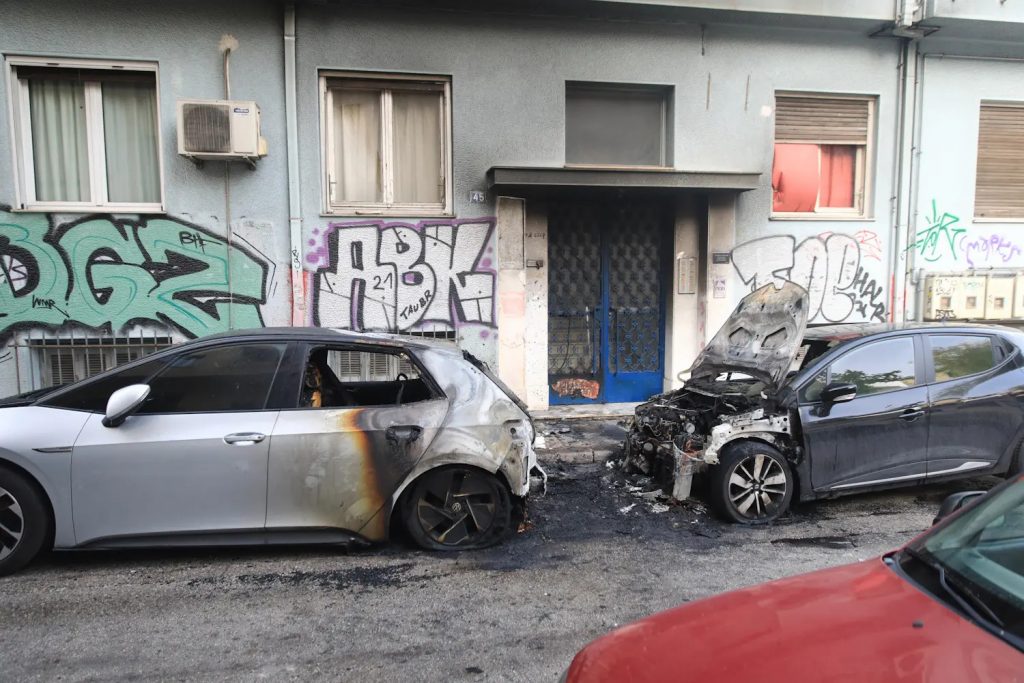 Φωτιά στην οδό Ζαΐμη στα Εξάρχεια – Κάηκαν οχήματα