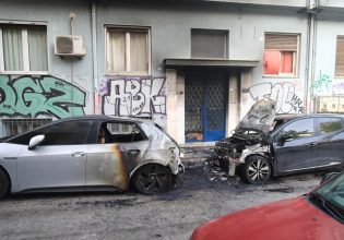 Φωτιά στην οδό Ζαΐμη στα Εξάρχεια – Κάηκαν οχήματα