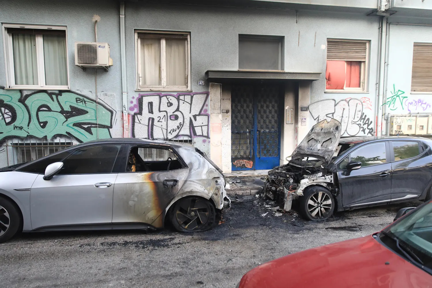 Φωτιά στην οδό Ζαΐμη στα Εξάρχεια - Κάηκαν οχήματα