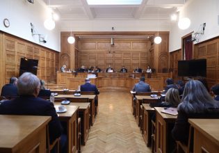 Αυλαία με καταγγελίες για «συγκάλυψη» σκανδάλου στην Εξεταστική των Τεμπών – Στα «κάγκελα» συγγενείς θυμάτων