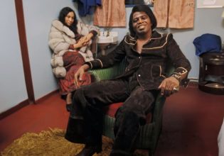 H χαοτική ζωή του Τζέιμς Μπράουν: Μεγαλειώδης μουσική, αγώνας για πολιτικά δικαιώματα, συζυγική κακοποίηση