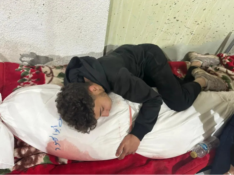 Γιος αγκαλιάζει τη νεκρή μητέρα του – Η ζωγράφος που αποτύπωσε τη φρίκη του πολέμου στη Γάζα