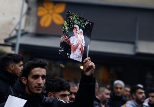 Σε δίκη για «ανθρωποκτονία με ενδεχόμενο δόλο» ο αστυνομικός που σκότωσε τον 16χρονο Ρομά Κώστα Φραγκούλη