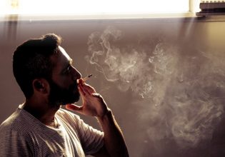 Κάπνισμα: Τα σημάδια στο ανοποιητικό σύστημα μένουν για χρόνια μετά τη διακοπή