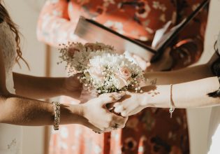 Ο πρώτος γάμος μεταξύ γυναικών είναι γεγονός – Δημοσιεύθηκε η αναγγελία