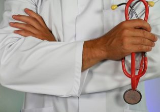 Συνελήφθη «γιατρός» που εξαπατούσε ηλικιωμένους για δήθεν χειρουργεία συγγενών τους