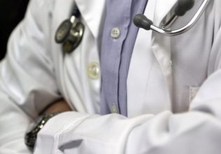 «Είναι ντροπή»: Άγριος καβγάς Παγώνη – Καλλιακμάνη για τα «φακελάκια» του Άδωνι