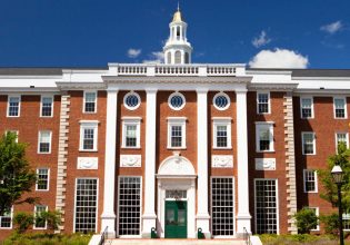 Στις ΗΠΑ, 9 στους 10 CEOs απόφοιτοι κρατικών ΑΕΙ – Στην Ελλάδα… περιμένουμε το Χάρβαρντ