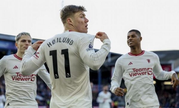 Συνέχισε το σερί της η Γιουνάιτεντ με «σούπερ» Χόιλουντ (2-1)