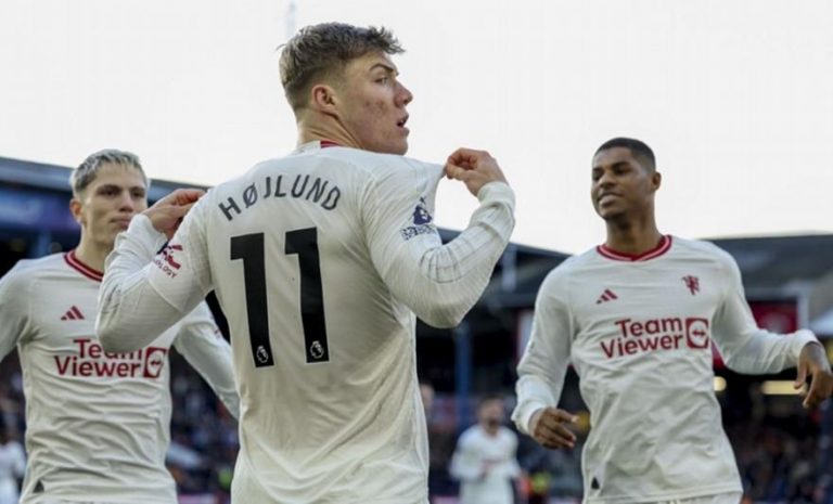 Συνέχισε το σερί της η Γιουνάιτεντ με «σούπερ» Χόιλουντ (2-1)