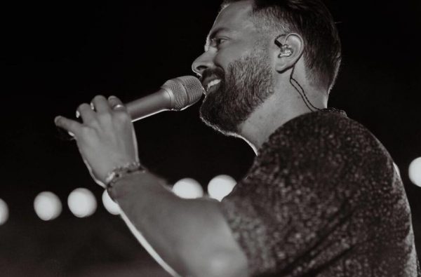 Συγκλονίζει ο Ηλίας Βρεττός – «Τα σίδερα μέσα μου σας τα δείχνω πρώτη φορά»