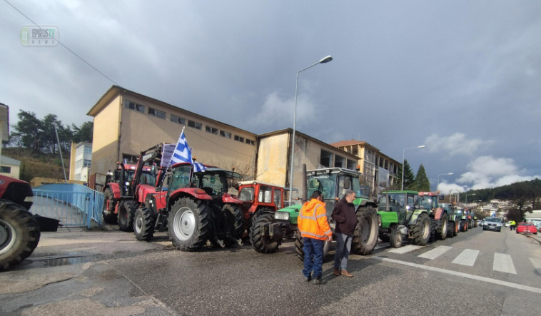 Αγρότες: Τρακτέρ έξω από την εφορία Ιωαννίνων - Σαφές το μήνυμα μία μέρα πριν από την κρίσιμη συνάντηση