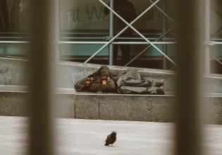 «Δώστε σπίτια στους άστεγους» – Η ριζοσπαστική πρωτοβουλία που πάει κόντρα στην ακρίβεια κερδίζει έδαφος