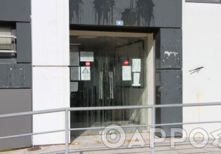 Καλαμάτα: Αυγά και πατάτες έριξαν αγρότες σε ΔΕΗ και ΔΟΥ την ώρα της συνάντησης με τον πρωθυπουργό
