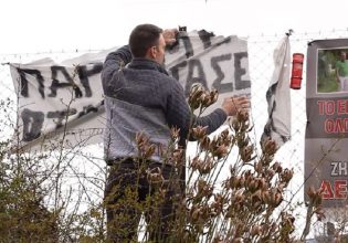 Άφησε λουλούδι στα Τέμπη ο Κασσελάκης – «Δεν θα ξεχαστούν, θα παλέψουμε για δικαιοσύνη»