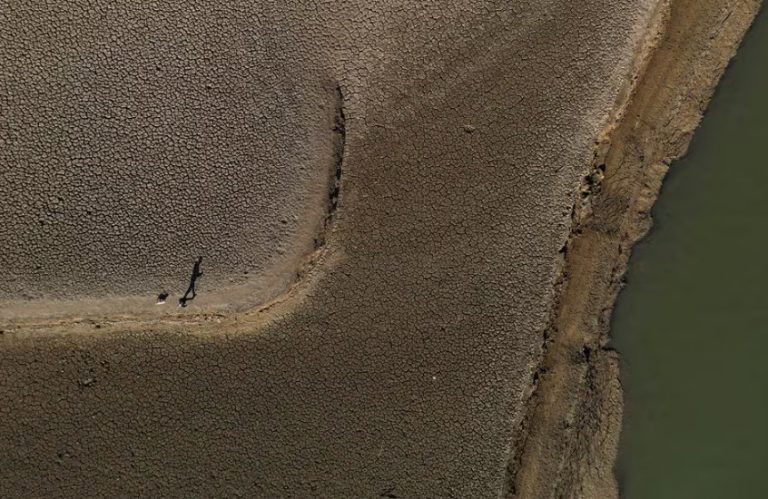 Τέλος στο πλύσιμο των αυτοκινήτων στην Καταλονία – Αδειάζουν τις πισίνες