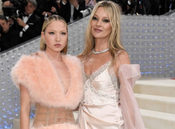 «Μεγάλωσα βλέποντας πόσο απαιτητικό είναι το επάγγελμα του μοντέλου» εξομολογείται η κόρη της Κέιτ Μος