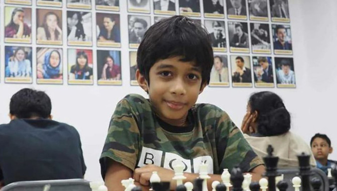 Ελβετία: Παγκόσμιο ρεκόρ για 8χρονο σκακιστή – Ο νεότερος παίκτης που νίκησε γκραντ μετρ