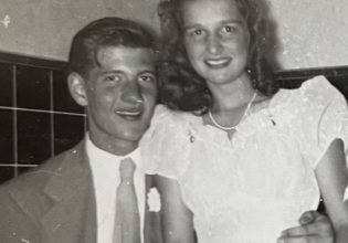 Μίσιγκαν: Φιλήθηκαν σε ένα σχολικό λεωφορείο και 77 χρόνια μετά ζουν τον ερωτά τους (εικόνα)