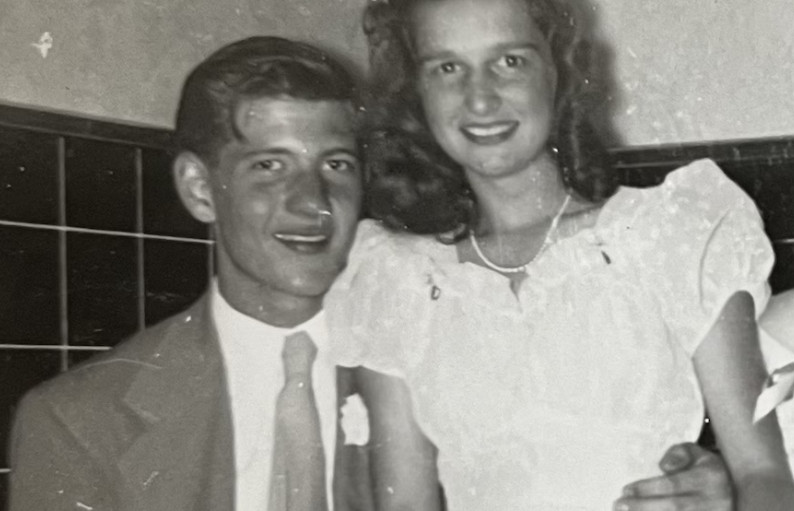 Μίσιγκαν: Φιλήθηκαν σε ένα σχολικό λεωφορείο και 77 χρόνια μετά ζουν τον ερωτά τους (εικόνα)