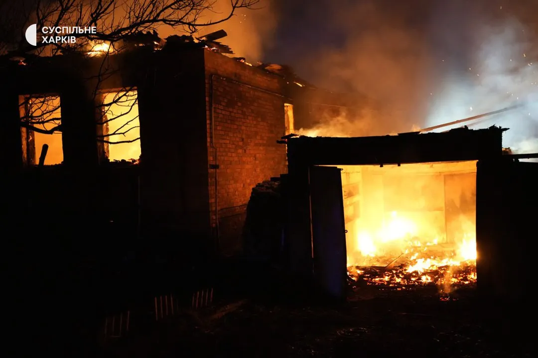 Ουκρανία: Τουλάχιστον ένας νεκρός από ρωσικές επιθέσεις στο Χάρκοβο – Σπίτια τυλίχτηκαν στις φλόγες