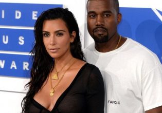 Μπιάνκα Σενσόρι: Η εμφάνιση στο πλευρό του Κάνιε Γουέστ φορώντας διαφανές αποκαλυπτικό αδιάβροχο