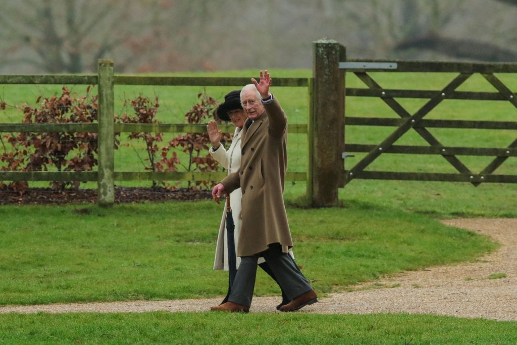 Ο βασιλιάς Κάρολος επιστρέφει για θεραπεία στο Λονδίνο – Στο πλευρό του η Καμίλα
