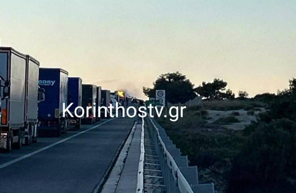 Κορίνθου – Πατρών: Oυρές χιλιομέτρων – Φορτηγό πήρε φωτιά στην Εθνική Οδό στο ύψος της Ακράτας