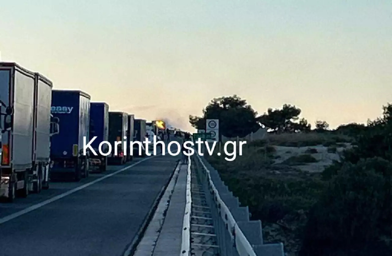 Κορίνθου – Πατρών: Oυρές χιλιομέτρων - Φορτηγό πήρε φωτιά στην Εθνική Οδό στο ύψος της Ακράτας
