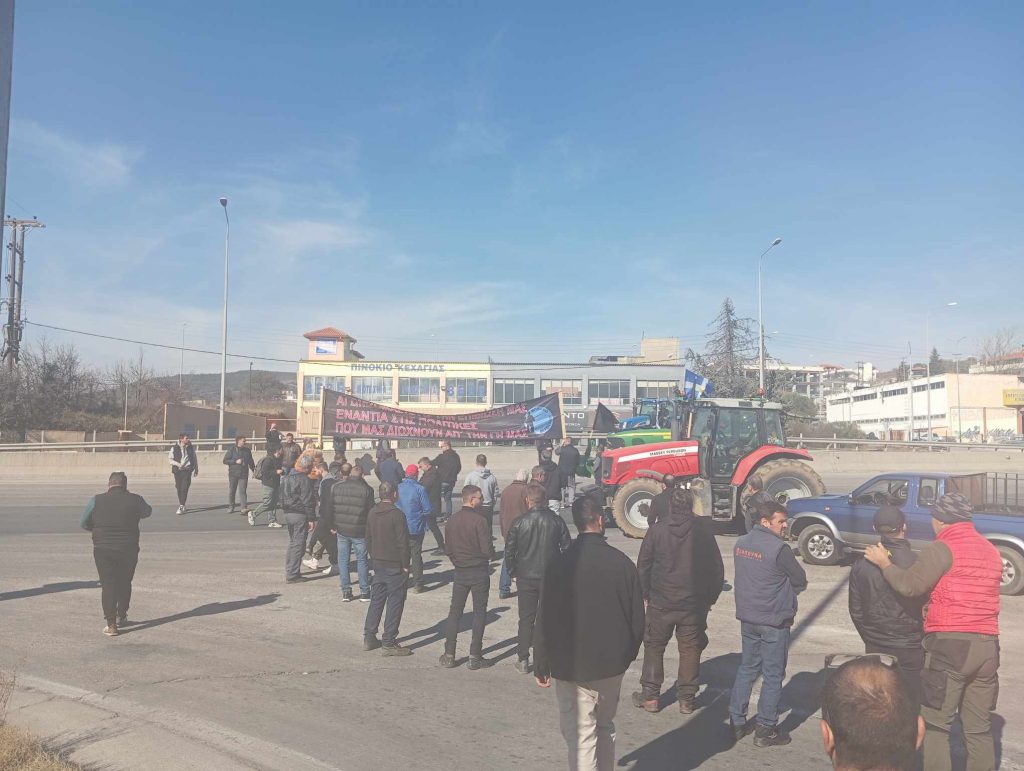 Στο μπλόκο Δερβενίου αγρότες και κτηνοτρόφοι μοίραζαν γάλα