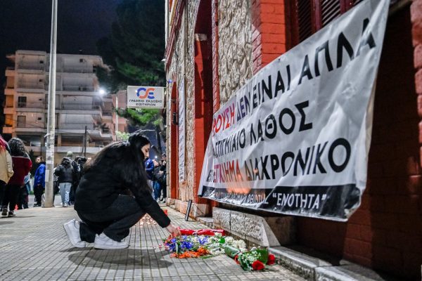Σε Λάρισα, Τρίκαλα, Λαμία: «Το έγκλημα δεν θα ξεχαστεί» – Φορτισμένο κλίμα για το δυστύχημα στα Τέμπη