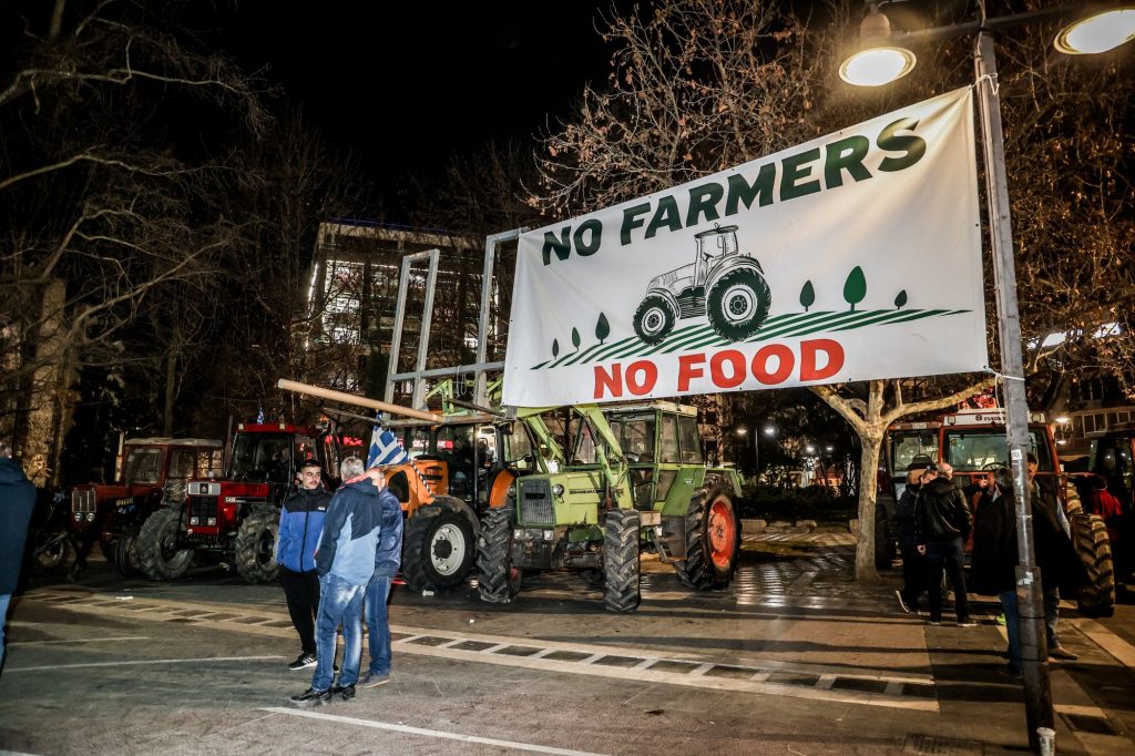 Αγρότες: Μπήκαν στο κέντρο της Λάρισας με τέρμα τα… γκάζια – Διανυκτέρευση στην πλατεία