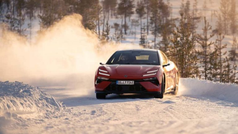 Η Lotus Emeya με χειμερινή περιβολή