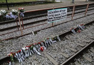 «Μαμά έρχομαι», η υπόσχεση που πληγώνει την Ελλάδα, αλλά δεν στοιχειώνει συνειδήσεις και ίσως ρίξει κυβερνήσεις