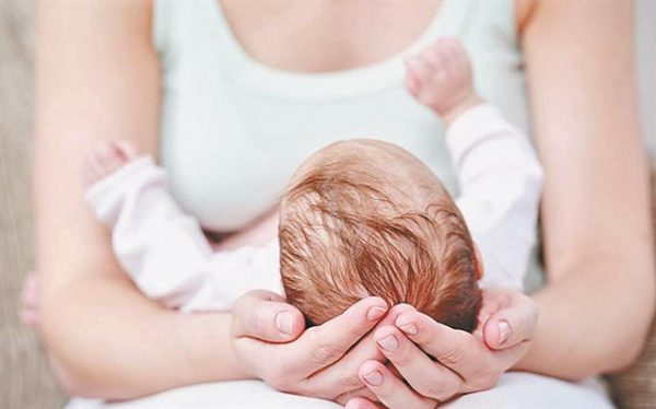 Διπλά αναδρομικά για μητέρες τον Απρίλιο