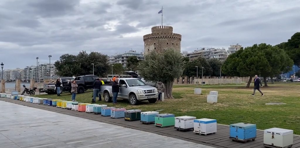 Αγρότες: Συμβολική διαμαρτυρία μελισσοκόμων με δεκάδες άδειες κυψέλες στον Λευκό Πύργο