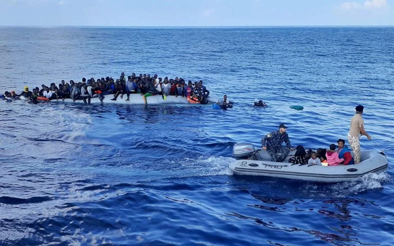 Μεγάλη επιχείρηση διάσωσης μεταναστών ανοιχτά της Λιβύης – Διασώθηκαν 79 άνθρωποι