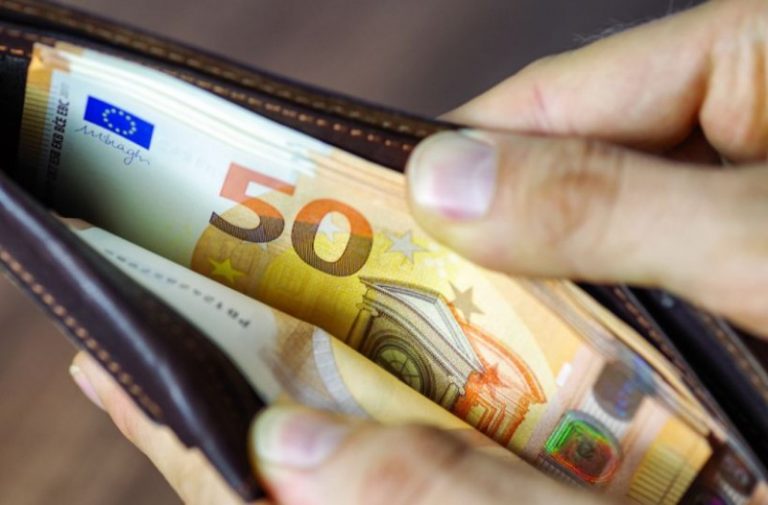 Μετρητά: Τέλος οι αγορές άνω των 500 ευρώ – Πόσο θα είναι το πρόστιμο