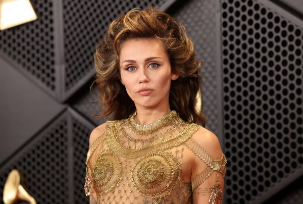 Τα μαλλιά της Miley Cyrus στα Grammy έβαλαν φωτιά στο ίντερνετ – Οργίασαν οι χρήστες στο Twitter