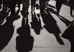 Κατώτατος μισθός: Πόσο θα έπρεπε να αυξηθεί βάσει της σημερινής ακρίβειας