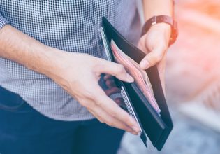 Πού θα φτάσει ο κατώτατος μισθός – Τι αλλάζει στο επίδομα ανεργίας