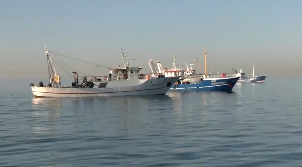 Στο πλευρό των αγροτών οι ψαράδες – Μηχανότρατες στην παραλία Θεσσαλονίκης εν όψει συλλαλητηρίου