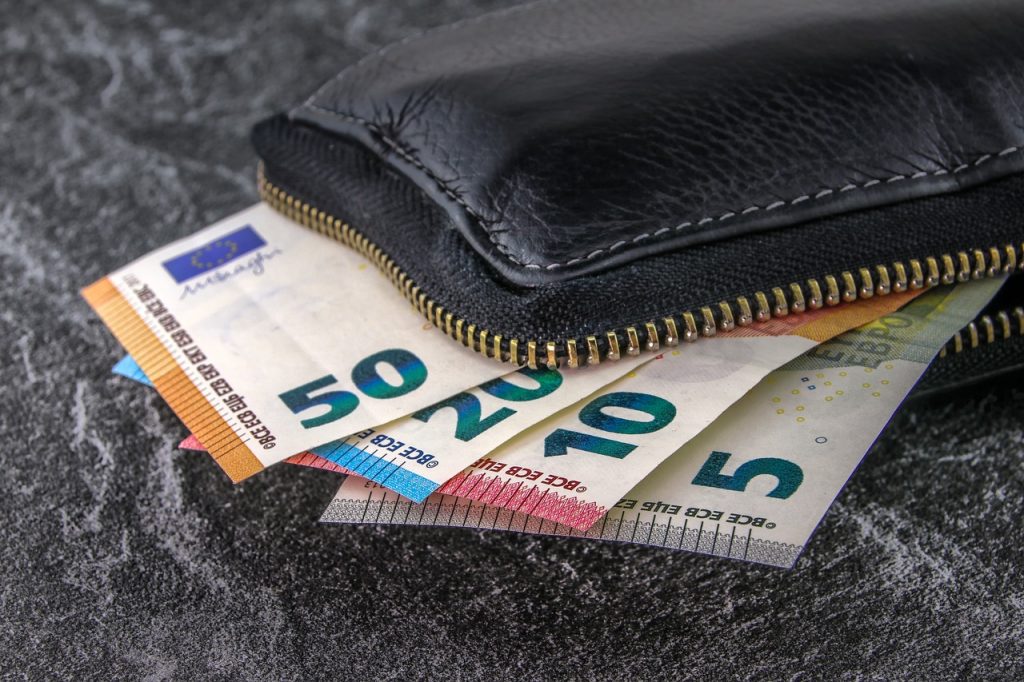 Ποιοι θα λάβουν σήμερα bonus 300 ευρώ – Οι δικαιούχοι