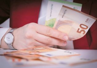 Βάζουν «χέρι» στα έτοιμα οι Έλληνες – «Σήκωσαν» 5,2 δισ. από τις καταθέσεις