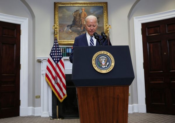 O Μπάιντεν τα βάζει με τον Πούτιν και τους «τραμπούκους» του για τον θάνατο του Ναβάλνι