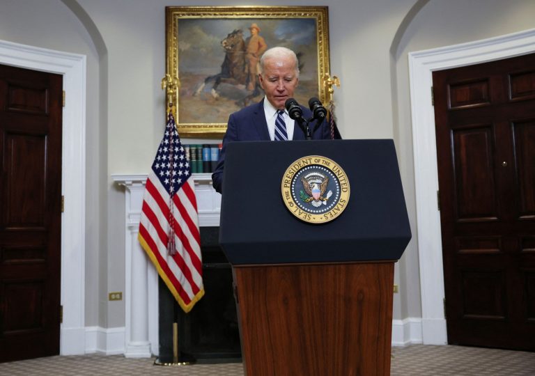 O Μπάιντεν τα βάζει με τον Πούτιν και τους «τραμπούκους» του για τον θάνατο του Ναβάλνι